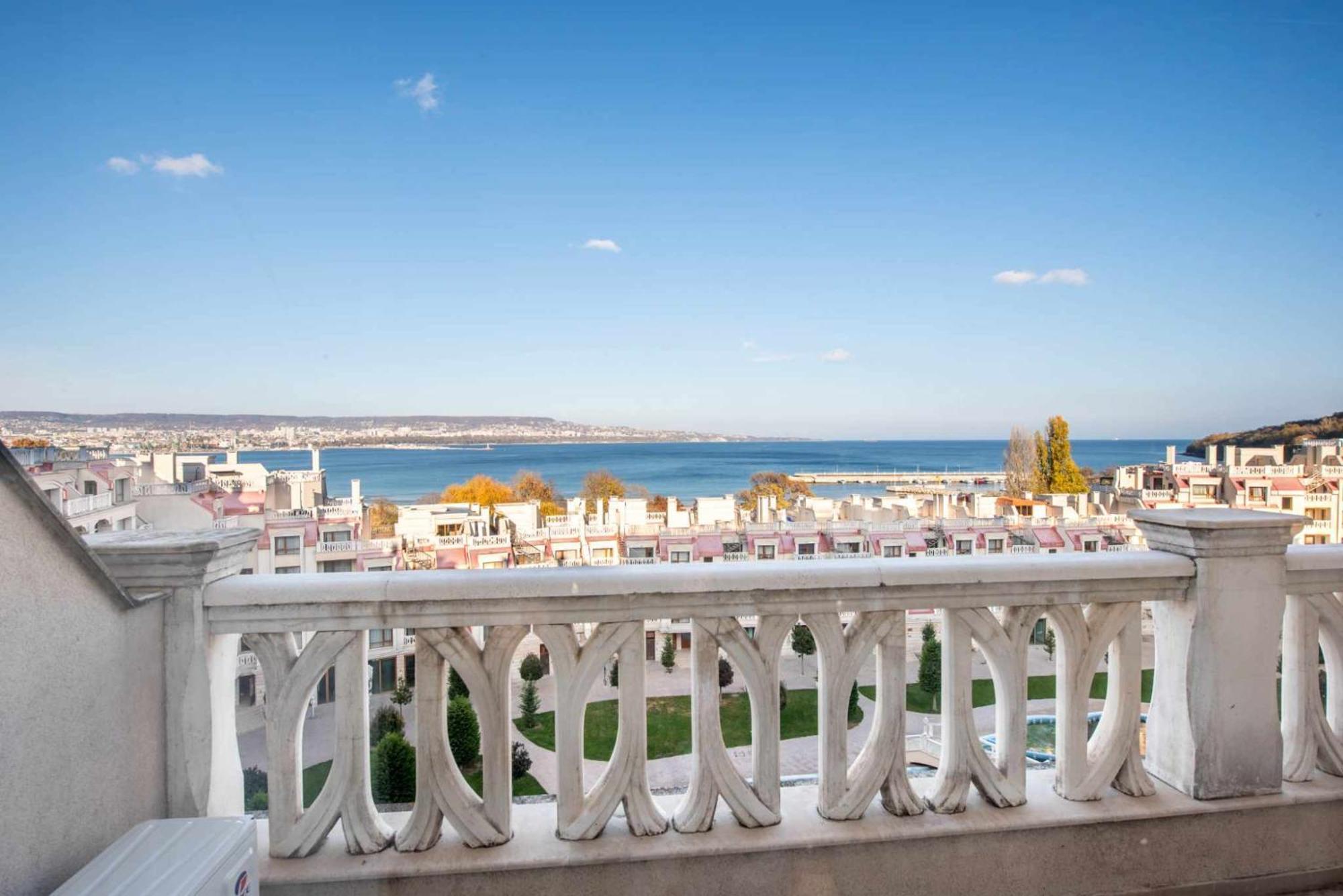 Azur Del Mar Seaview Apartment Varna Bagian luar foto